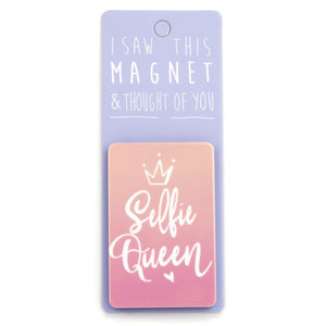 A fridge magnet saying 'Selfie Queen'