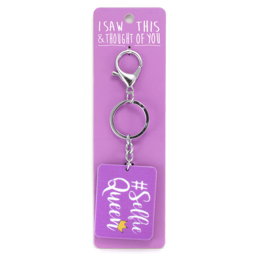 A KEYRING SAYING '#SELFIE QUEEN'